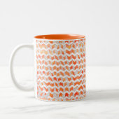 Zebra Chevron Oranje en wit Tweekleurige Koffiemok (Links)