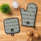 Zebra Exotisch Dierenpatroon Sage Groen Monogram Ovenwant & Pannenlap Set (Top down)