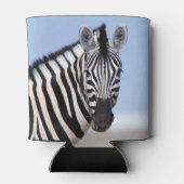 Zebra kijkt naar je met blauwe hemelfoto blikjeskoeler (Achterkant)