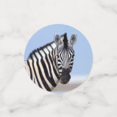 Zebra kijkt naar je met blauwe hemelfoto confetti (Kleine voorkant)