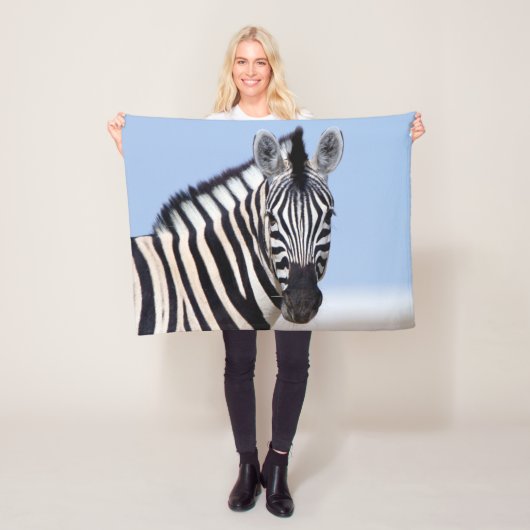 Zebra kijkt naar je met blauwe hemelfoto fleece deken (In situ)