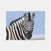 Zebra kijkt naar je met blauwe hemelfoto fleece deken (Voorkant (Horizontaal))