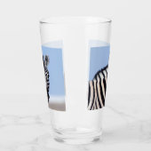Zebra kijkt naar je met blauwe hemelfoto glas (Links)