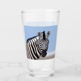 Zebra kijkt naar je met blauwe hemelfoto glas