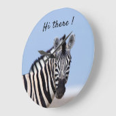 Zebra kijkt naar je met blauwe hemelfoto grote klok (Hoek)
