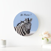 Zebra kijkt naar je met blauwe hemelfoto grote klok (Huis)