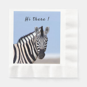 Zebra kijkt naar je met blauwe hemelfototekst servet
