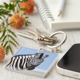 Zebra kijkt naar je met blauwe hemelfototekst sleutelhanger
