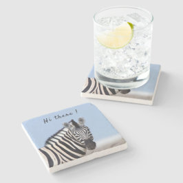 Zebra kijkt naar je met blauwe hemelfototekst stenen onderzetter