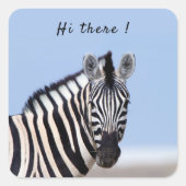 Zebra kijkt naar je met blauwe hemelfototekst vierkante sticker (Voorkant)