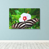 Zebra longwing vlinder op een Hibiscus Red Heart Canvas Afdruk (Insitu (Houten vloer))