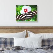 Zebra longwing vlinder op een Hibiscus Red Heart Canvas Afdruk (Insitu (Slaapkamer))
