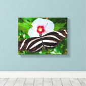 Zebra longwing vlinder op een Hibiscus Red Heart Canvas Afdruk (Insitu (Houten vloer))