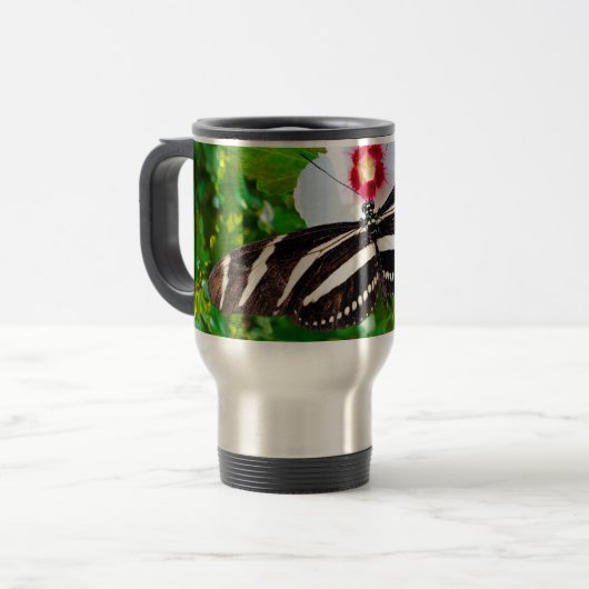 Zebra longwing vlinder op een Hibiscus Red Heart Reisbeker (Voorkant links)