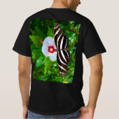 Zebra longwing vlinder op een Hibiscus rood T-shir T-shirt (Achterkant)