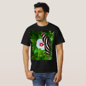 Zebra longwing vlinder op een Hibiscus rood T-shir T-shirt (Voorkant volledig)