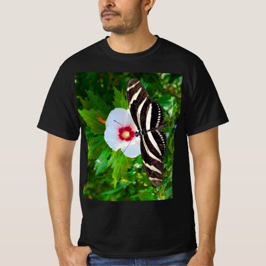 Zebra longwing vlinder op een Hibiscus rood T-shir T-shirt (Voorkant)