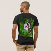 Zebra longwing vlinder op een Hibiscus rood T-shir T-shirt (Achterkant volledig)