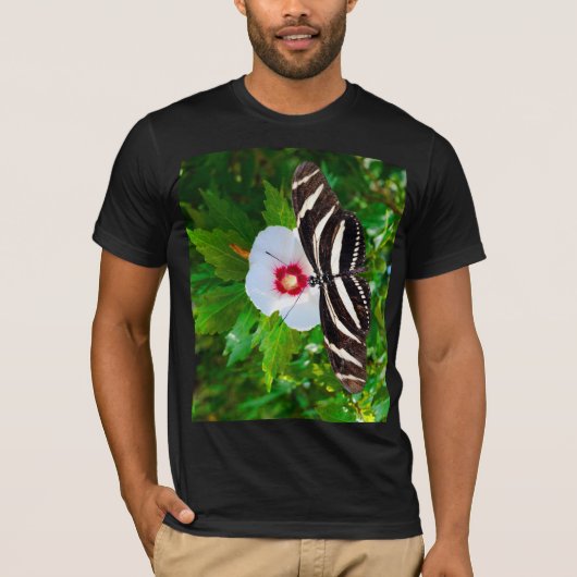 Zebra longwing vlinder op een Hibiscus rood T-shir T-shirt (Voorkant)