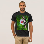 Zebra longwing vlinder op een Hibiscus rood T-shir T-shirt (Voorkant volledig)