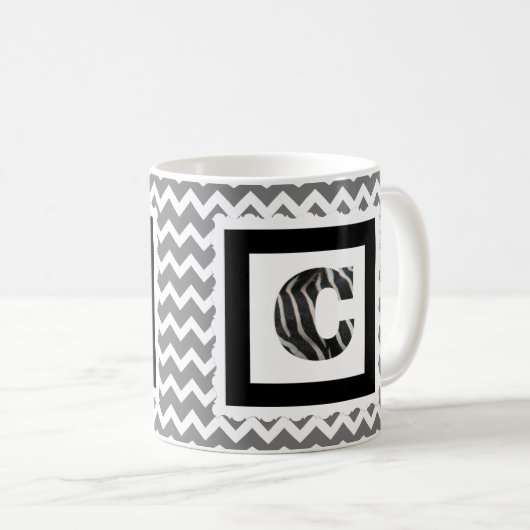 Zebra Print Letter "C" op grijze/witte Chevron Koffiemok (Voorkant rechts)