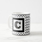Zebra Print Letter "C" op grijze/witte Chevron Koffiemok (Voorkant links)
