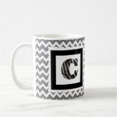 Zebra Print Letter "C" op grijze/witte Chevron Koffiemok (Links)