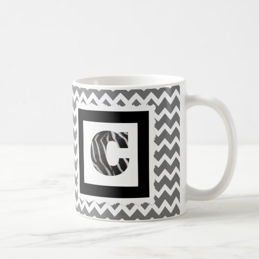 Zebra Print Letter "C" op grijze/witte Chevron Koffiemok (Rechts)
