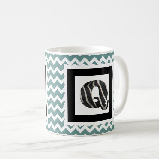 Zebra Print Letter "Q" op Blauwgroen/witte Chevron Koffiemok (Voorkant rechts)