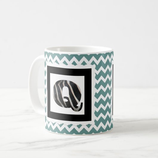 Zebra Print Letter "Q" op Blauwgroen/witte Chevron Koffiemok (Voorkant links)