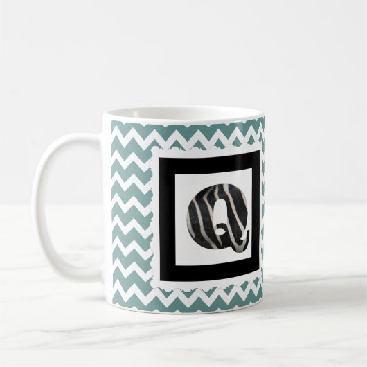 Zebra Print Letter "Q" op Blauwgroen/witte Chevron Koffiemok (Links)