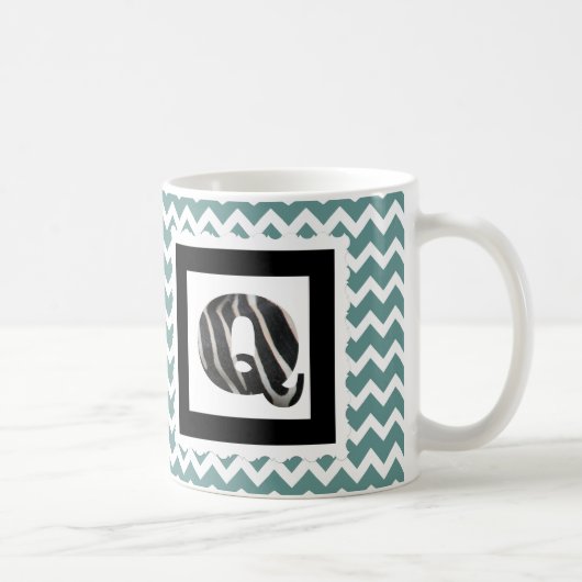 Zebra Print Letter "Q" op Blauwgroen/witte Chevron Koffiemok (Rechts)