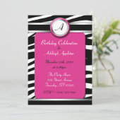 Zebra Print Monogram Fuchsia Birthday Invitaties Kaart (Staand voorkant)