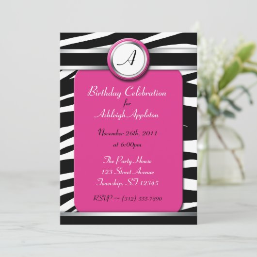 Zebra Print Monogram Fuchsia Birthday Invitaties Kaart (Staand voorkant)