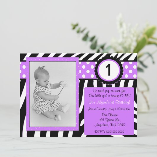 Zebra Print Paarse Girls Birthday Uitnodiging (Staand voorkant)