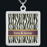 Zebra Print Zilver Vergulden Ketting<br><div class="desc">We hebben deze ontworpen met een dramatische zwart-witte zebraafdruk en een amethyste tekstbalk. Deze prachtige gepersonaliseerde kettingen maken een uitstekende trouwpartij dank je cadeautjes!</div>