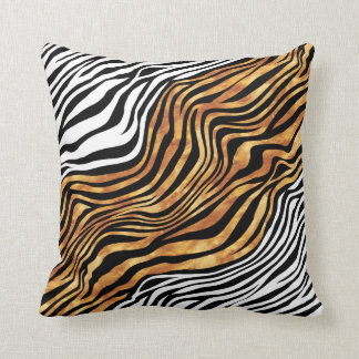 Zebra snijdt het oranje wit zwart kussen