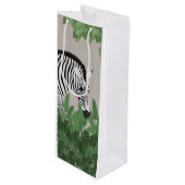 Zebra tussen bladeren wijn cadeautas (Voorkant Gekanteld)