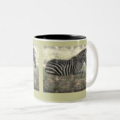 ZEBRA ZITTEND OP DE GROND /PHOTOG/ DIG.MANIP TWEEKLEURIGE KOFFIEMOK (Voorkant rechts)