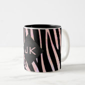 Zebra zwart-roze monogram tweekleurige koffiemok (Voorkant rechts)