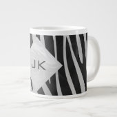 Zebra zwart-wit en lichtgrijs monogram grote koffiekop (Voorkant rechts)