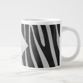 Zebra zwart-wit en lichtgrijs monogram grote koffiekop (Rechts)