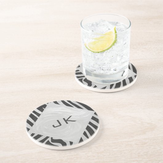 Zebra zwart-wit en lichtgrijs monogram zandsteen onderzetter (Zijkant)