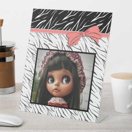 Zebra zwarte witte tijgerleder strepen roze reclamebord met voetstuk (Insitu)