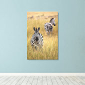 Zebras, langwerpig gras canvas afdruk (Insitu (Houten vloer))