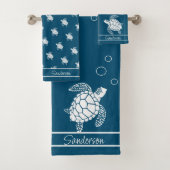Zee Blauw Monogram Wit Zee Schildpad Nautisch Bad Handdoek (Insitu)