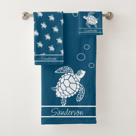 Zee Blauw Monogram Wit Zee Schildpad Nautisch Bad Handdoek (Insitu)