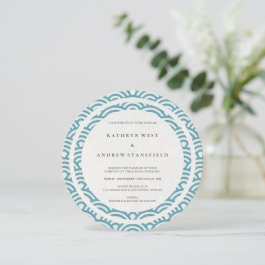 Zee Blue Stylized Waves Elegant Beach Wedding Kaart (Staand voorkant)