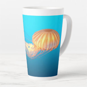 Zee brandnetel drijvend in blauwe water latte mok