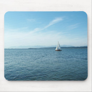 zee - en zeilboot onder blauwe lucht muismat